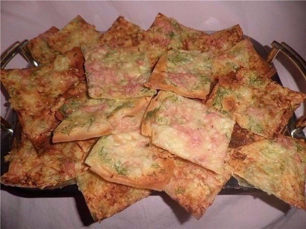 Чипсы из лаваша с сыром и ветчиной.Ингредиенты:лаваш тонкий 1 шт.сметана 100 гветчина 50 ...