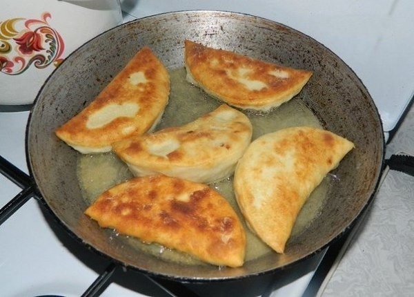 Очень вкусные чебуреки - быстро и легко.Ингредиенты для теста:- 1 стакан густой простокваши- мука- ...