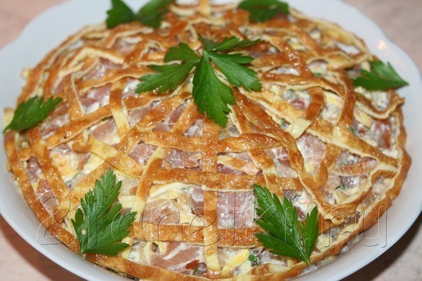 Салат "Корзинка" Ингредиенты: -350-400 г. копченой курицы (грудки); -4 средние луковицы; ...
