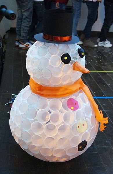 Снеговик из пластиковых стаканчиков (+ фото и видео)