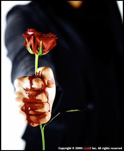 Хочешь тронуть розу - рук иссечь не бойся, Хочешь пить - с похмелья хворым слечь не бойся. А любви ...