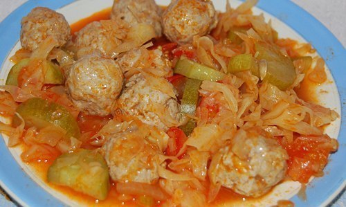Куриные тефтели тушеные в томатном соусе с капустой. 300 г куриного фарша, 1 морковка и 1 луковица. ...