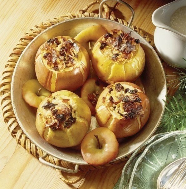 Яблоки, запеченные с орехами и медом.*На 100 гр.:Калорийность: 215 ккалУглеводы: 28,4 грЖиры: 11,4 ...