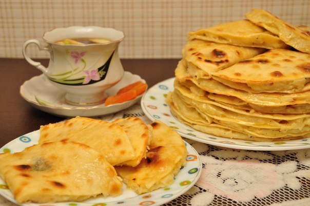 Кыстыбый - вкусные татарские лепешечки с картошкой-пюре.ИнгредиентыТесто:- молоко 130 мл- яйца 1 ...