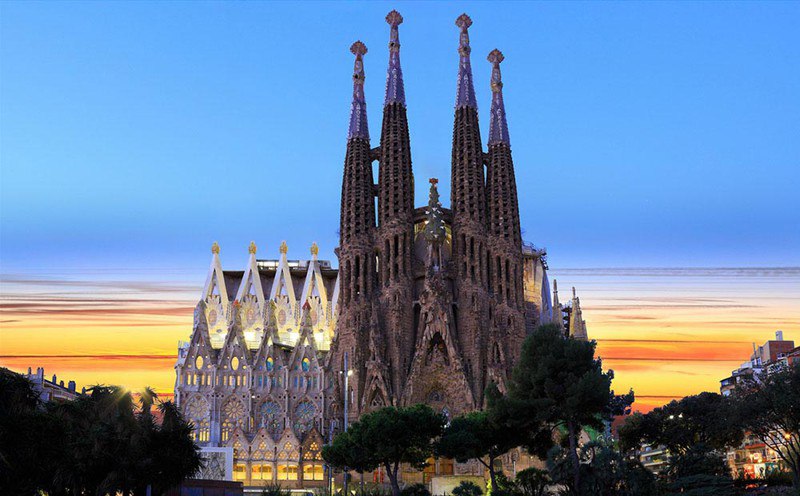 Sagrada Familia -       .    ...