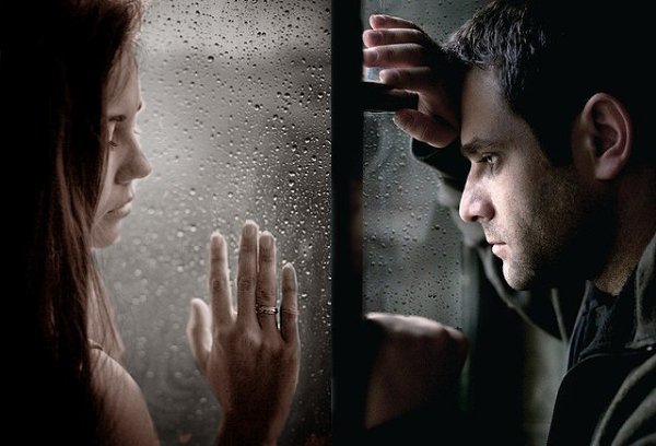 Ты знаешь, я теперь другой.Ты знаешь, я теперь другой,И небо вновь роняет слёзы.Стою и слушаю ...