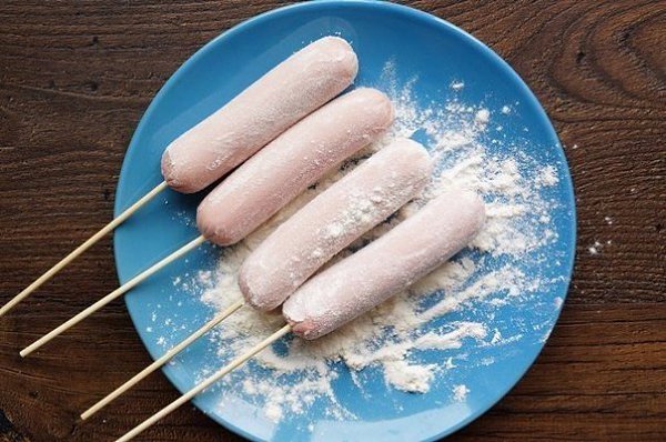 Корн Дог (или сосиска в тесте). Ингредиенты: Мука — 100 гр. Кукурузная мука — 100 гр. Сахар — 3 ст. ... - 3