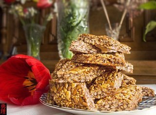 Козинаки с семечками и кунжутом. Вам потребуется: - 150 г семечек очищенных - 30 г кунжута - 180 г ...