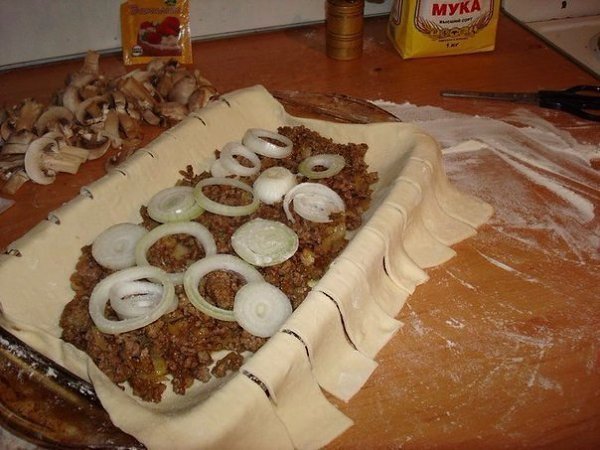 БЫСТРЫЙ МЯСНОЙ ПИРОГ С ГРИБАМИ.Ингредиенты:- Тесто слоённое дрожжевое- Фарш грамм 300-400.- Лук 2-3 ... - 3