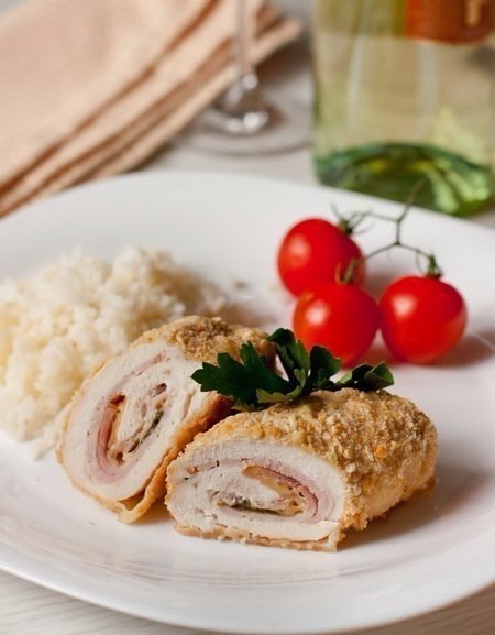 Куриное филе Le Cordon Bleu.Ингредиенты на 4 порции:- 4 филе куриных грудок- 4 тонких ломтика ...