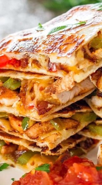 Кесадилья - вкуснейшая закуска.Ингредиенты на 4 кесадильи:Сыр Эдем (можно другой) — 100 гЧили ... - 2