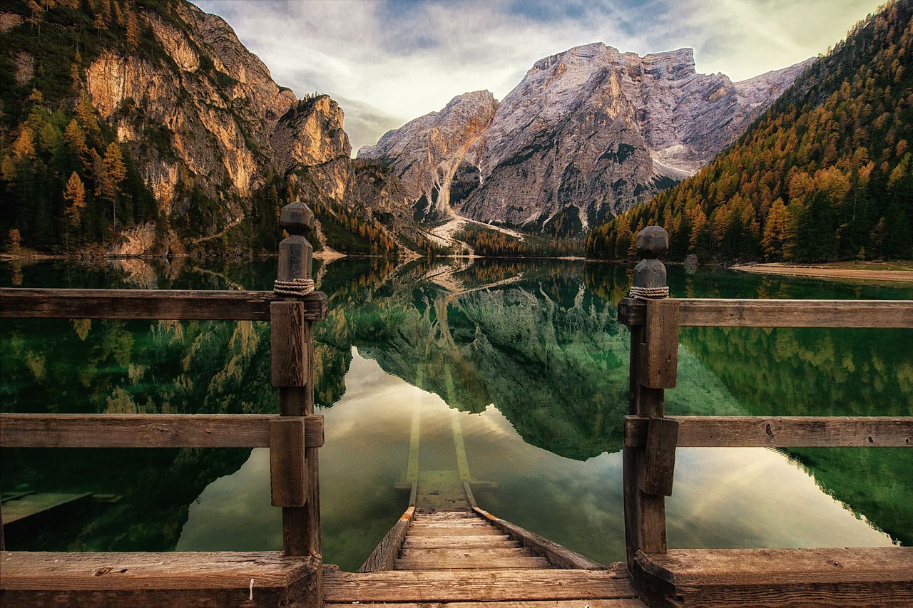 Lago di Braies осенью