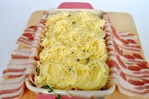 КАРТОФЕЛЬНЫЙ МИЛЬФЕЙ.Ингредиенты:Картофель - 5 шт.Сыр Пармезан - 100 гМасло сливочное - 60 гБекон - ... - 5