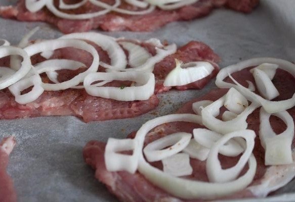 МЯСО ПО-ФРАНЦУЗСКИ С ГОРЧИЧНЫМ СОУСОМ .ИНГРЕДИЕНТЫ: Мякоть свинины — 500 г  Лук — 2 головки  ... - 5