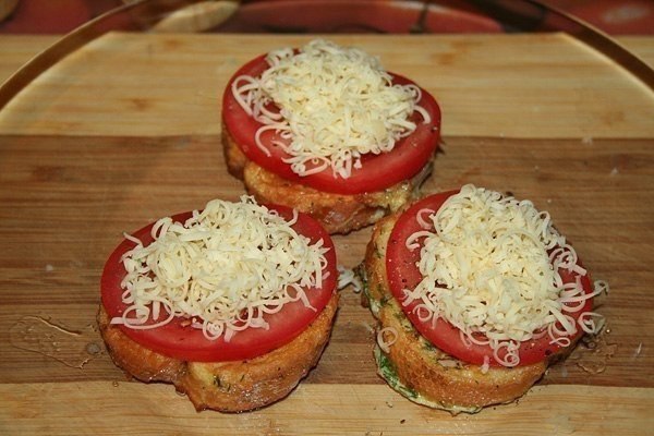 Гренки с помидорами и сыром к завтраку.Ингредиенты на 1 порцию:- 3 кусочка хлеба, лучше всего от ... - 6