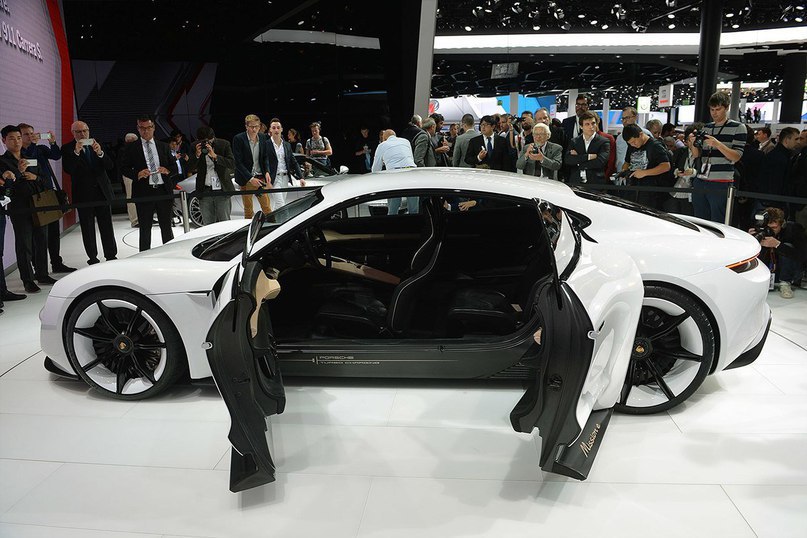 Porsche Mission E - 4