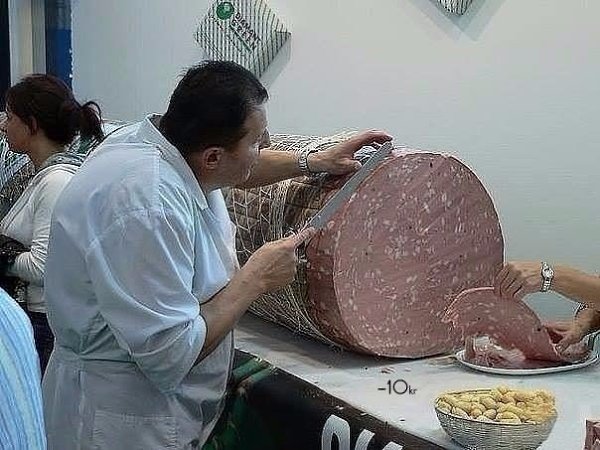 - Ложись спать. - Сейчас, я только кусочек колбасы съем!