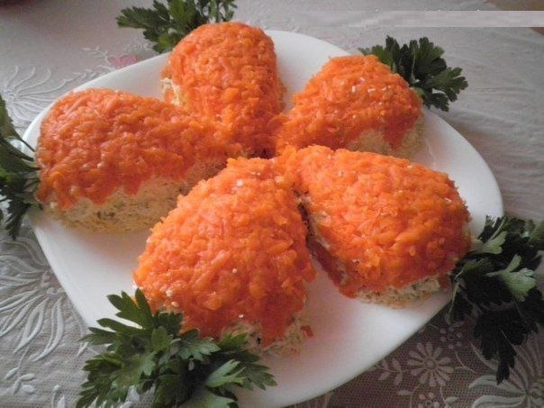 Салат“Морковки” с куриным филе и грибами.Ингредиенты:- 300г куриной грудки- 3 средних картофелины- ...