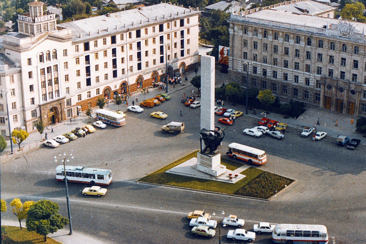 Площадь кишинева. Площадь Ленина Кишинев. Кишинёв площадь города. Площадь освобождения Кишинев. Кишинёв 1983.