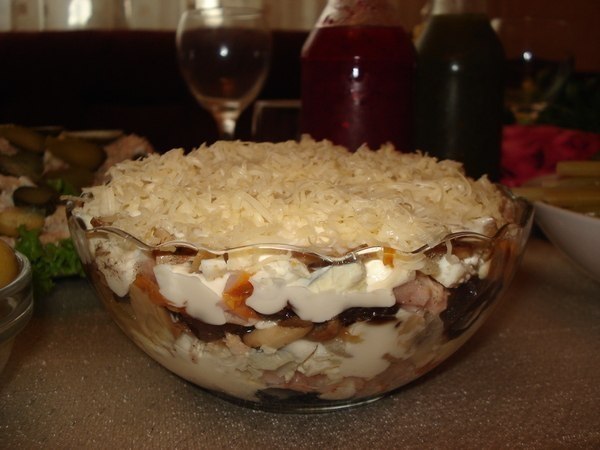 Салат с курицей и черносливом.Понадобится:-300 г куриного филе-5 яиц-150 г чернослива-100 г грецких ...