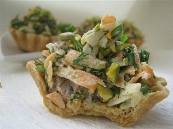 Корзиночки с мясным салатом. Салат простой, но очень вкусный! Он лёгкий, пикантный, пышный и в тоже ... - 5