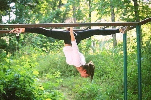 Иметь хорошую фигуру и хорошею растяжку - это гордость любой девушки.