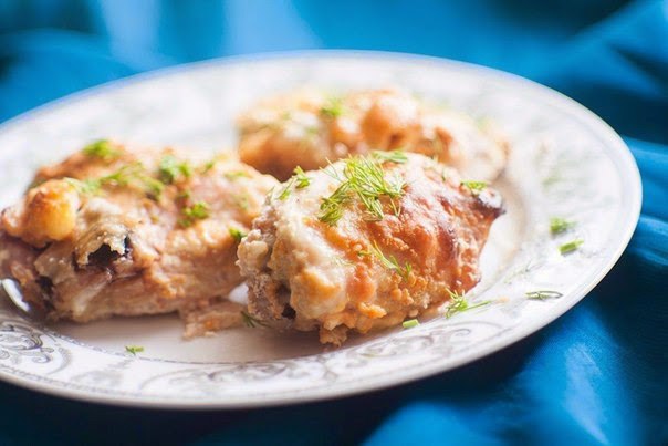 Куриные бедрышки в остром сметанно-сырном соусе.Ингредиенты:Куриное мясо — 1.5 кгСметана (жирная) — ...