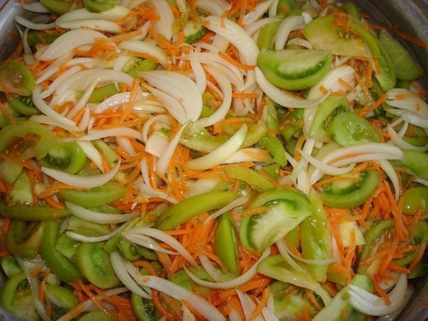 Cалат из зеленых помидор дольками. Ингредиенты: - 1 кг лука - 1,5 кг моркови - 3 кг недозрелых ...