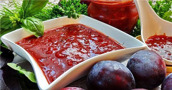 Аджика или соус из слив.Продукты:Сливы - 2 кгЧеснок - 200 гСахар - 200 гКрасный острый перец - 3-4 ...
