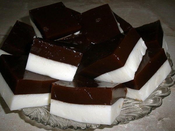 САМЫЕ ВКУСНЫЕ РЕЦЕПТЫ ЖЕЛЕ.1. Шоколадное желеИНГРЕДИЕНТЫ: 1 литр молока, 1 стакан сахара, 2 плитки ... - 5