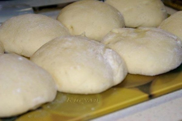 Пирожки с мясной начинкой.Ингредиенты:молоко 400 гмасло сливочное 150 гсахар 2 ст. л.соль 0,5 ч. ... - 4
