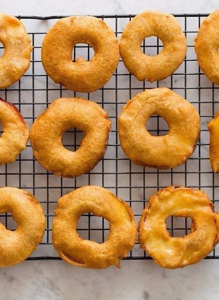 ЯБЛОЧНЫЕ КОЛЬЦА В КЛЯРЕ.Ингредиенты:1 кислое яблоко1 яйцо 1/2 лимона 50 г жирной сметаны50 мл ...