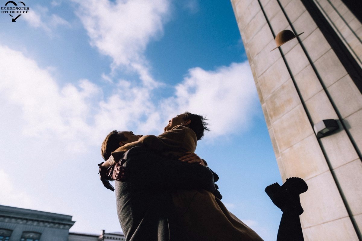 Любовь напоказ.Такую любовь трудно не заметить – влюбленные обнимаются, целуются, не стесняясь ...