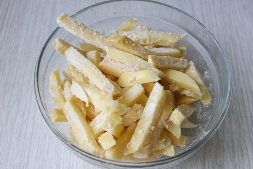 ДОМАШНИЙ КАРТОФЕЛЬ ФРИ.ИНГРЕДИЕНТЫ: 4 крупных картофелины; 3-4 щепотки соли; 150 г муки; 200 мл ... - 4