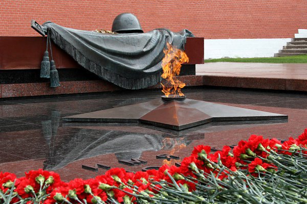 9 Мая. Зазвенели ручьи и бокалы, Загорелись рубинами зори, Девятого мая улицы алы, От знамён и ...