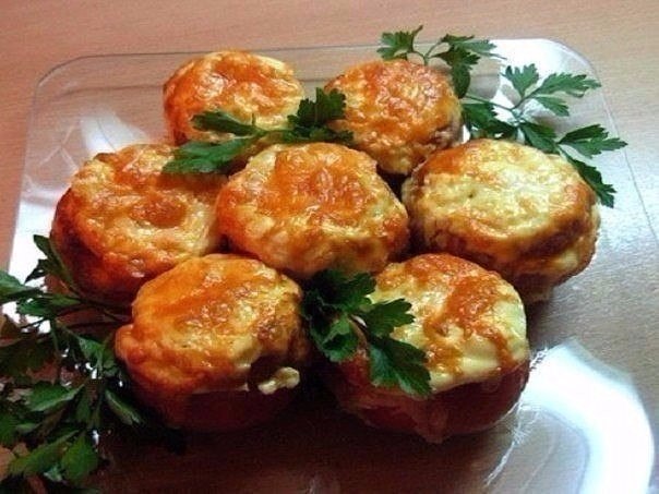 Помидоры, фаршированные курицей.Ингредиенты:- помидоры- куриная грудинка- майонез- специи- ...
