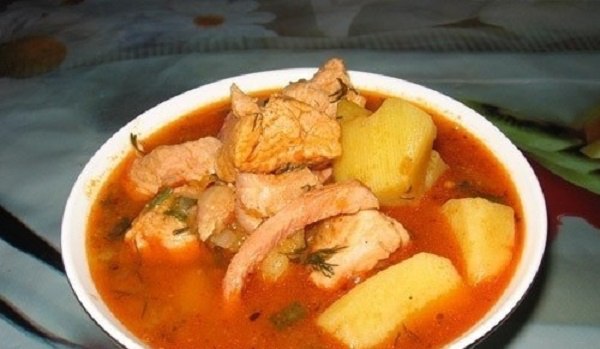 Сытное и безумно вкусное жаркое «по-уральски».Ингредиенты:1 кг. картофель600 гр. свинина300 гр. ...