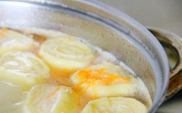 Вкусный куриный суп с сырными рулетиками.Ингредиенты:куриный бульон;4 картофеля;1 морковь;1 ... - 5