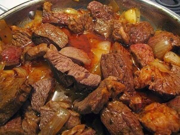 Вкусный, домашний гуляш.Ингредиенты:- мясо (говядина или свинина) - 500г,- лук репчатый - 2 шт,- ...