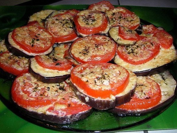 Баклажаны под помидорами с сыром. Вам потребуется: 3 средних баклажана 150-200 граммов сыра 3-4 ...