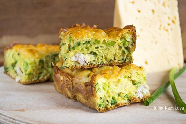 Пирог с зелёным луком, курицей и сырной корочкой. Пирог очень вкусный,аромат во время выпечки стоит ...