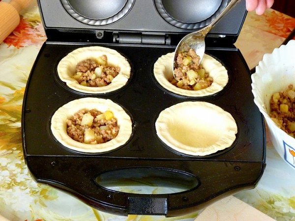 Слоёные пироги с мясом.Ингредиенты:Фарш свиной — 500 гКартофель (отварной) — 2–3 шт.Тесто слоеное ... - 5