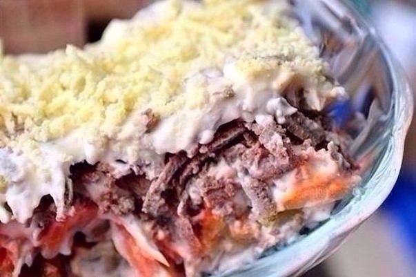 Салат слоёный "Печёнкин" Ингредиенты: Печень куриная — 350 г Маринованные огурцы — 10 шт. ...