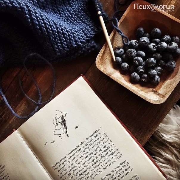 Однажды на уроке социальных проблем наш профессор поднял черную книгу и сказал