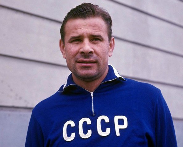 26 лет назад, ушел из жизни один из легендарных вратарей мирового футбола - Лев Иванович Яшин. Лев ...