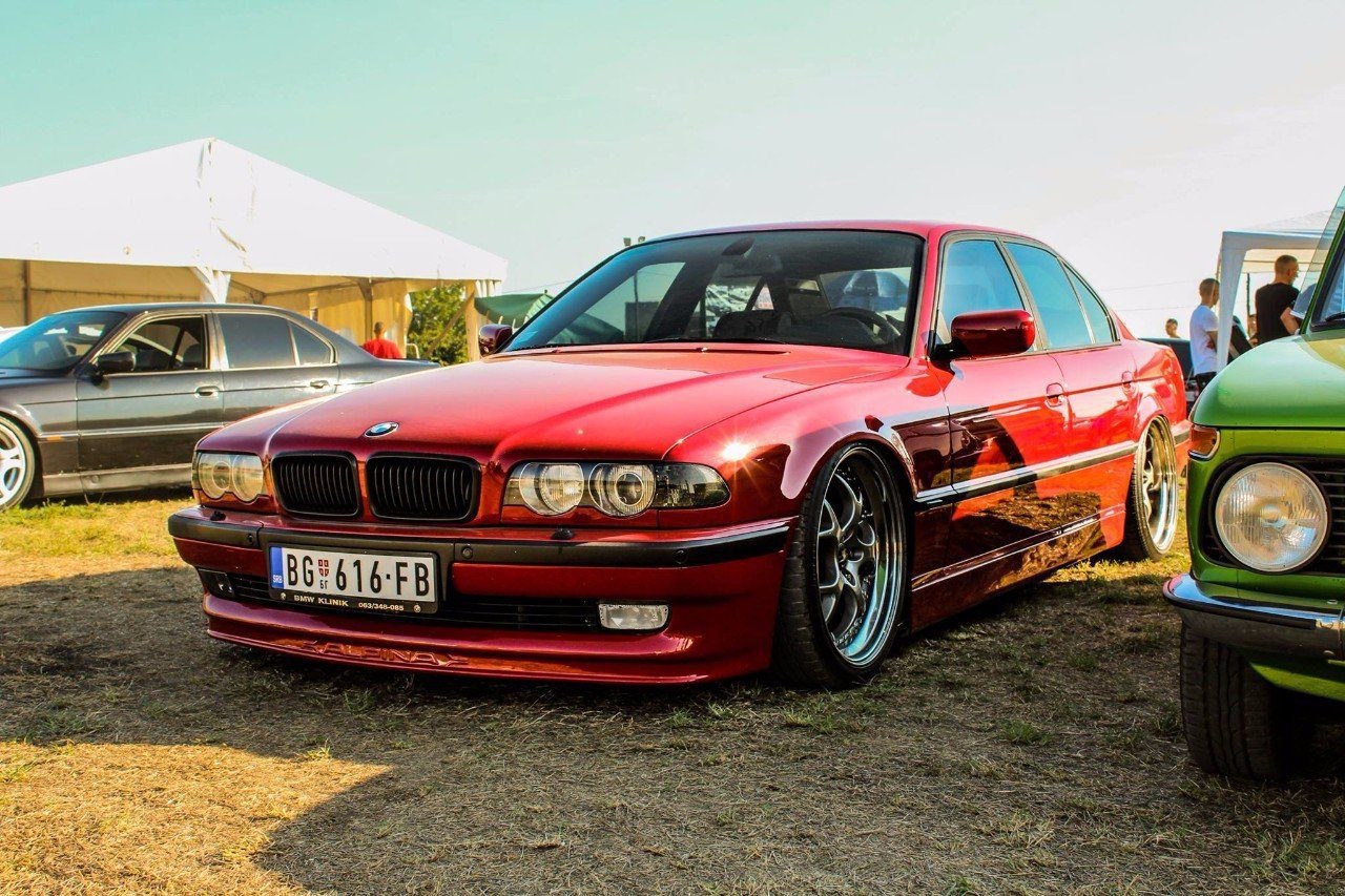 BMW (E38)