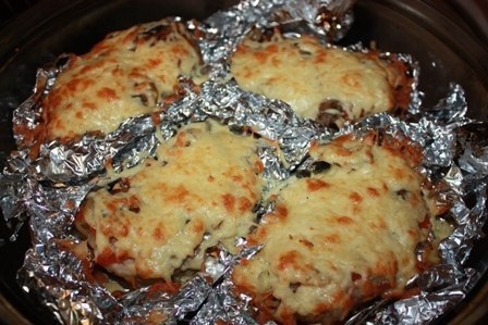Мясо в фольге с грибами и помидорами.Очень похоже на мясо по-французски, но я сделала несколько ...