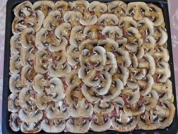 САМАЯ ВКУСНАЯ И ПРОСТАЯ ЗАПЕКАНКА.ИНГРЕДИЕНТЫ: шампиньоны сыр 2 ложки сметаны фарш ломтики картофеля ... - 4