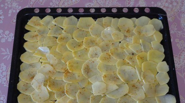 САМАЯ ВКУСНАЯ И ПРОСТАЯ ЗАПЕКАНКА.ИНГРЕДИЕНТЫ: шампиньоны сыр 2 ложки сметаны фарш ломтики картофеля ... - 2