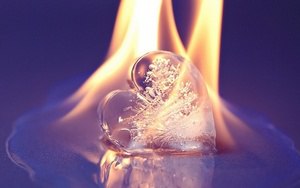 Об истинной любви молчат, От любопытных прячут глаз. Ведь сплетни хуже палача Сгубить способны ...